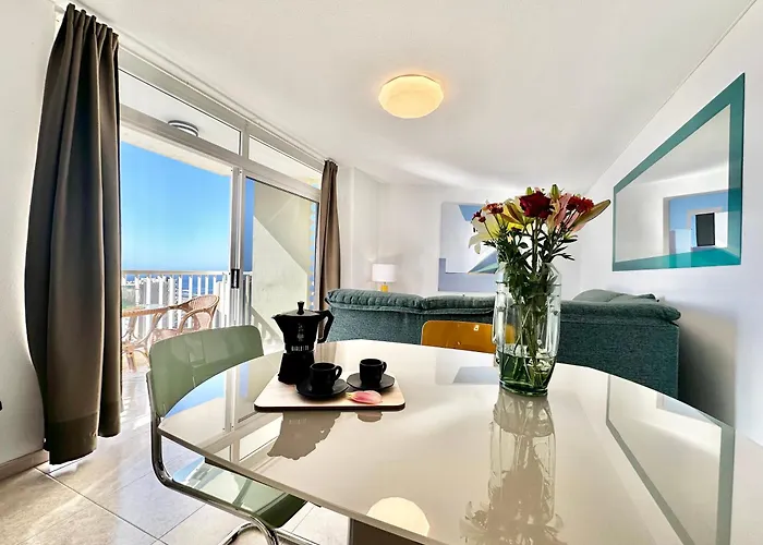 Torres De Yomely - M11d * Playa de las Americas (Tenerife)